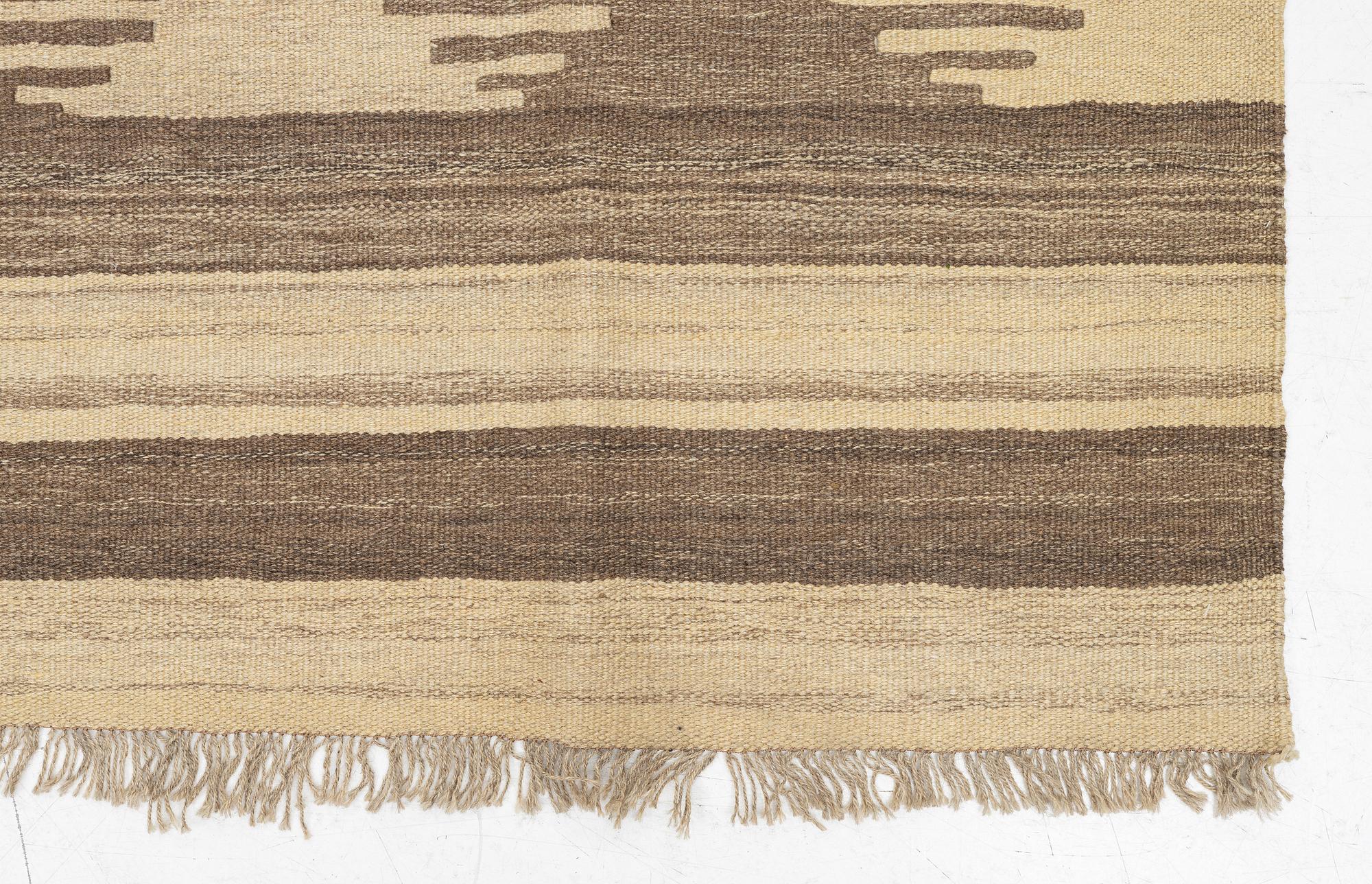 A persian kilim carpet, c. 293 x 195 cm.