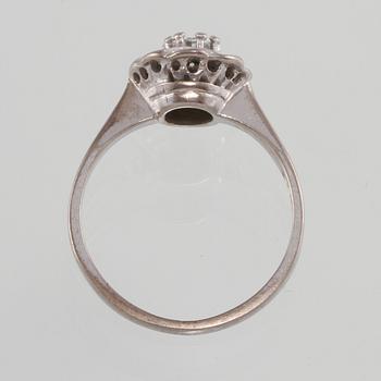 RING, 18K vitguld med briljantslipade diamanter totalt 0.28 ct, Marma guld, Alunda, 1988. Vikt 3,5 g.
