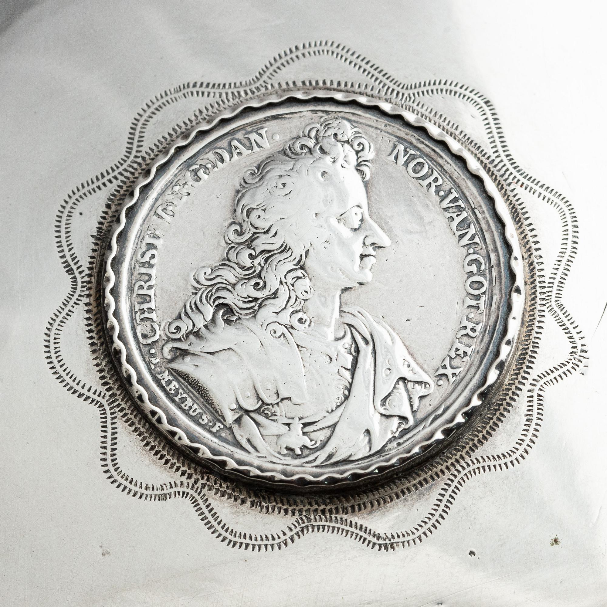 Dryckeskanna, silvermontering på kompaniporslin, otydlig mästarstämpel, Danmark 1700-tal.