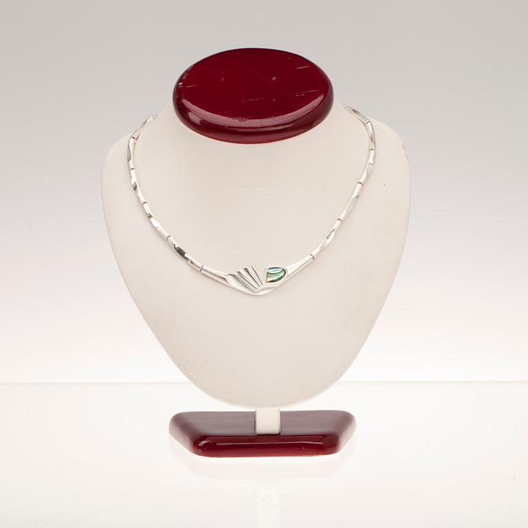 HALSBAND, silver, pärlemor. Zoltan Popovits Lapponia 2011. Vikt 30,5 g.
