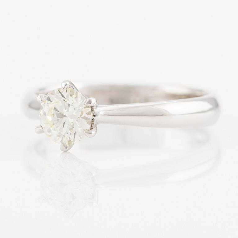 Ring in 18K white gold with a round brilliant-cut diamond.