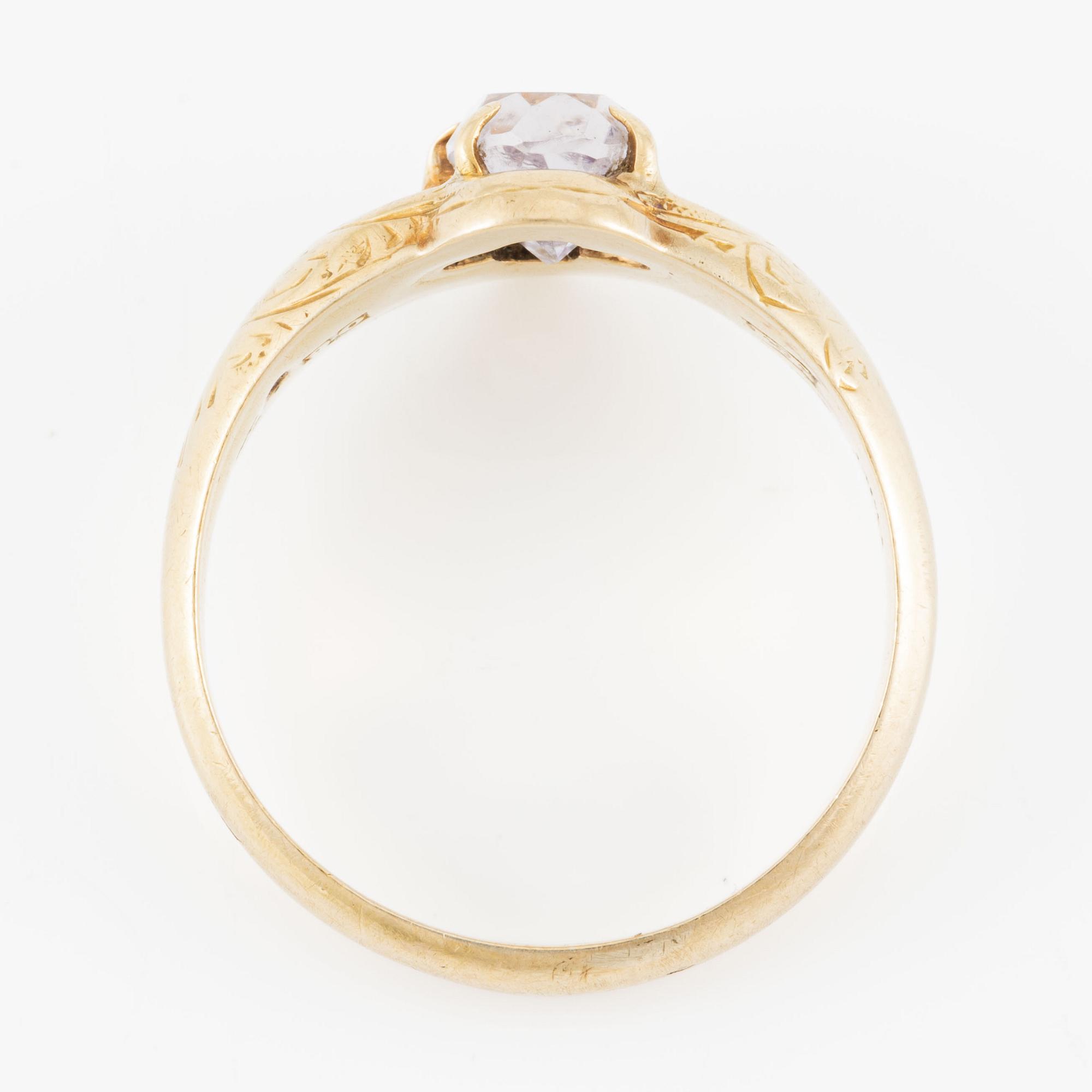 Ring 18K guld med en syntetisk sten.