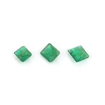 SMARAGDER, 3 st, smaragdslipade, total vikt ca 3,75 ct.