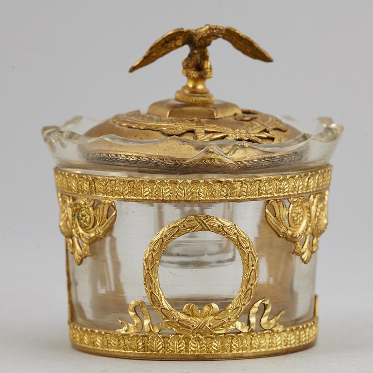 PRYDNADSFÖREMÅL, 4 st, 1800/1900-tal.