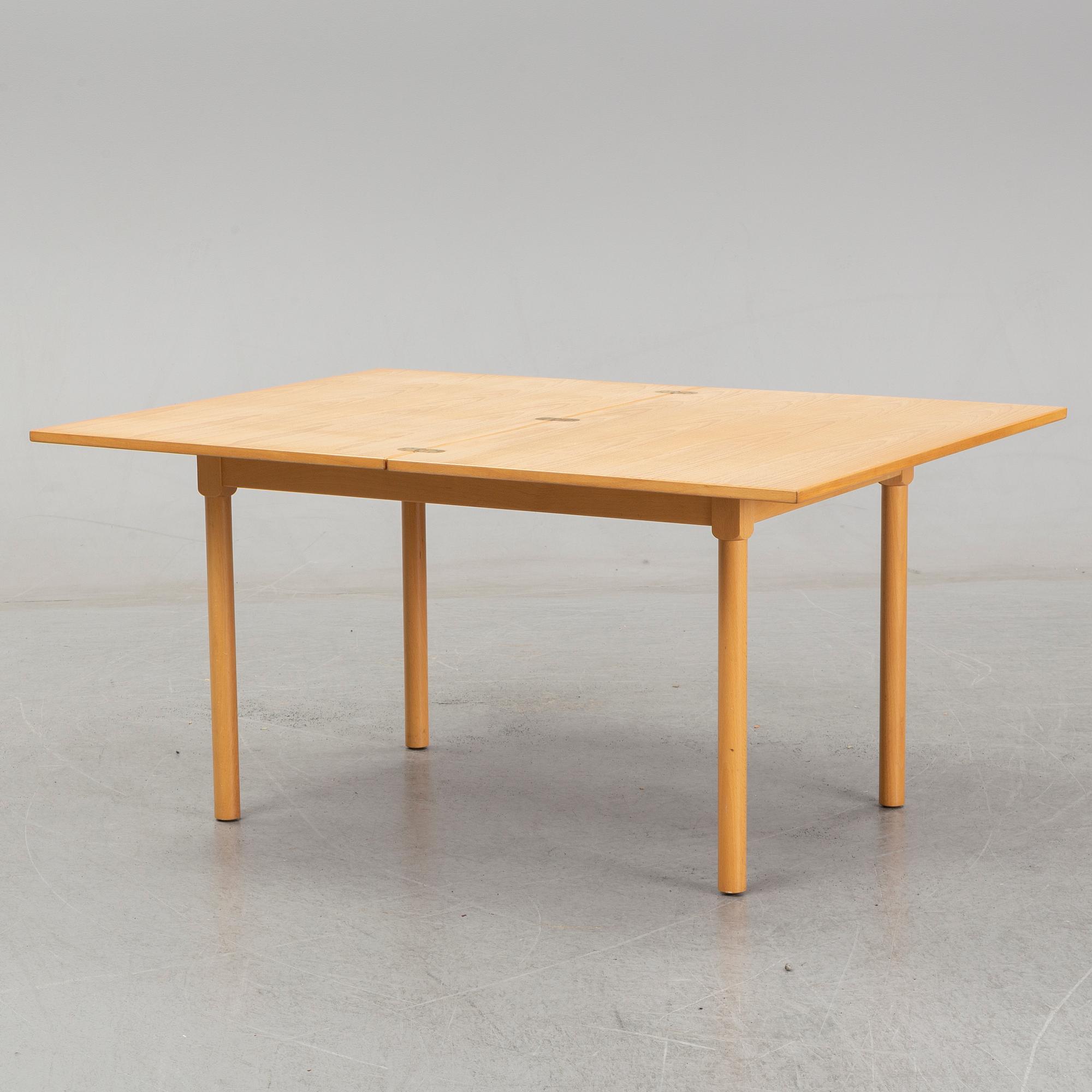 Fritz Hansen/ Børge Mogensen/ Model 4500 A beech folding model 4500 coffee table by Børge Mogensen for