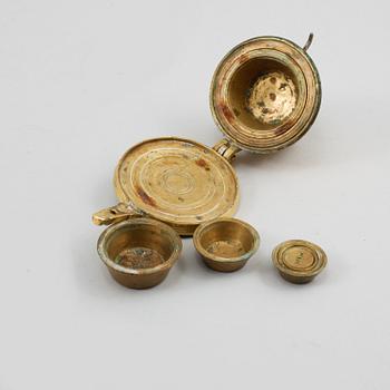 VIKTSATS, mässing, daterad 1844.