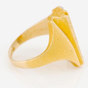 Björn Weckström, ring "Lines in the water",  18K guld och platina. Lapponia 1992.