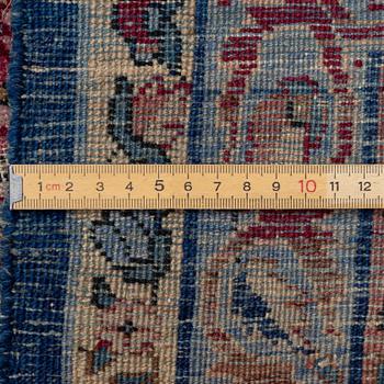 An antique Kirman carpet, ca 410 x 290 cm.