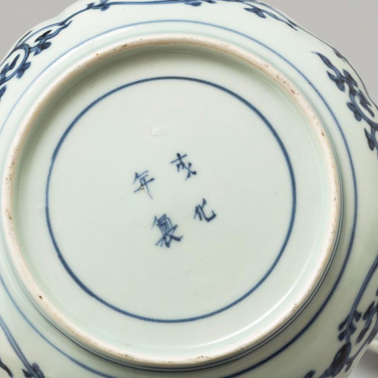 Three Japanese porcelain dishes, late Meiji Period.