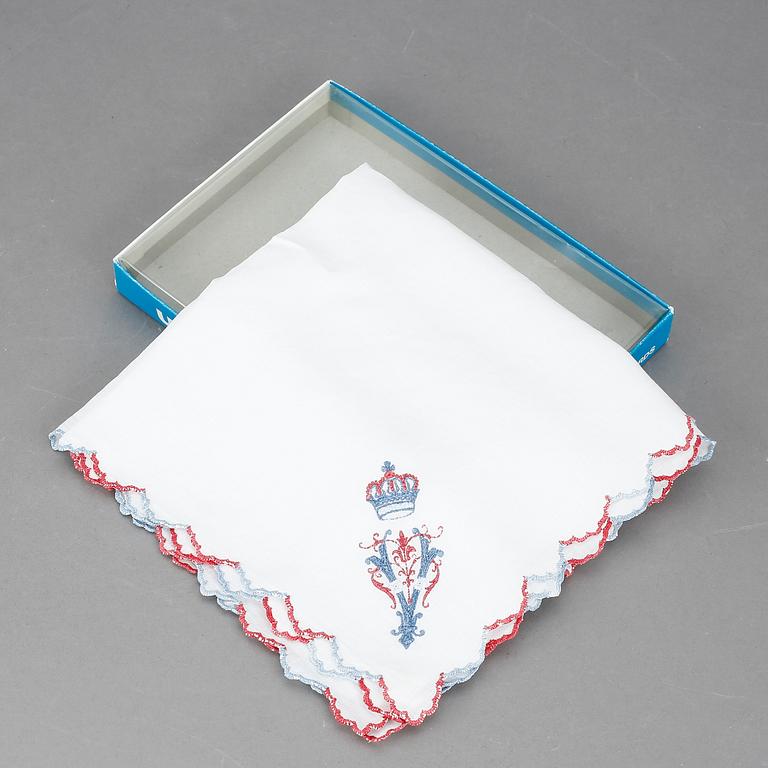 LINNENÄSDUK, med drottning Victoria av Sveriges monogram, 1907-1930.