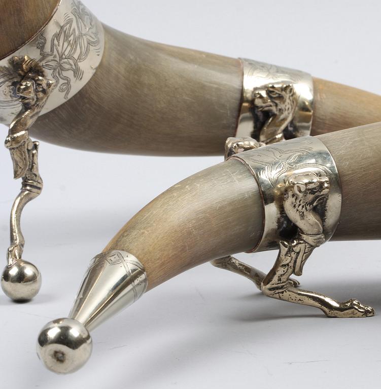 DRYCKESHORN, ett par, horn samt nysilver. 1800-talets slut.