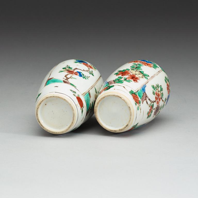 A pair of famille verte tea caddies, Qing dynasty, Kangxi (1662-1722).