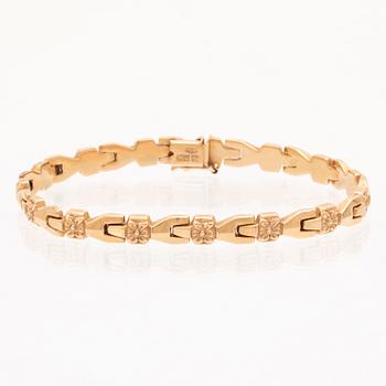An 18K gold bracelet.