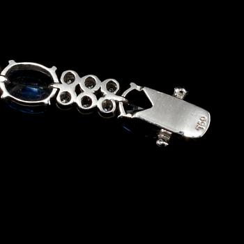 ARMLÄNK, 18k vitguld med 13 fasettslipade blå safirer samt 78 briljantslipade diamanter, totalt 2.40 ct. Vikt 18 g.