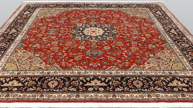 A Tabriz carpet, part silk, so-called 50 Raj, approx. 300 x 300 cm.