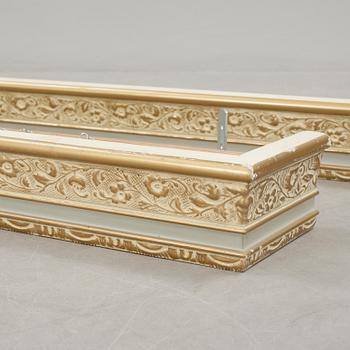 KORNISCHER, ett par, gustaviansk stil, 1900-tal.