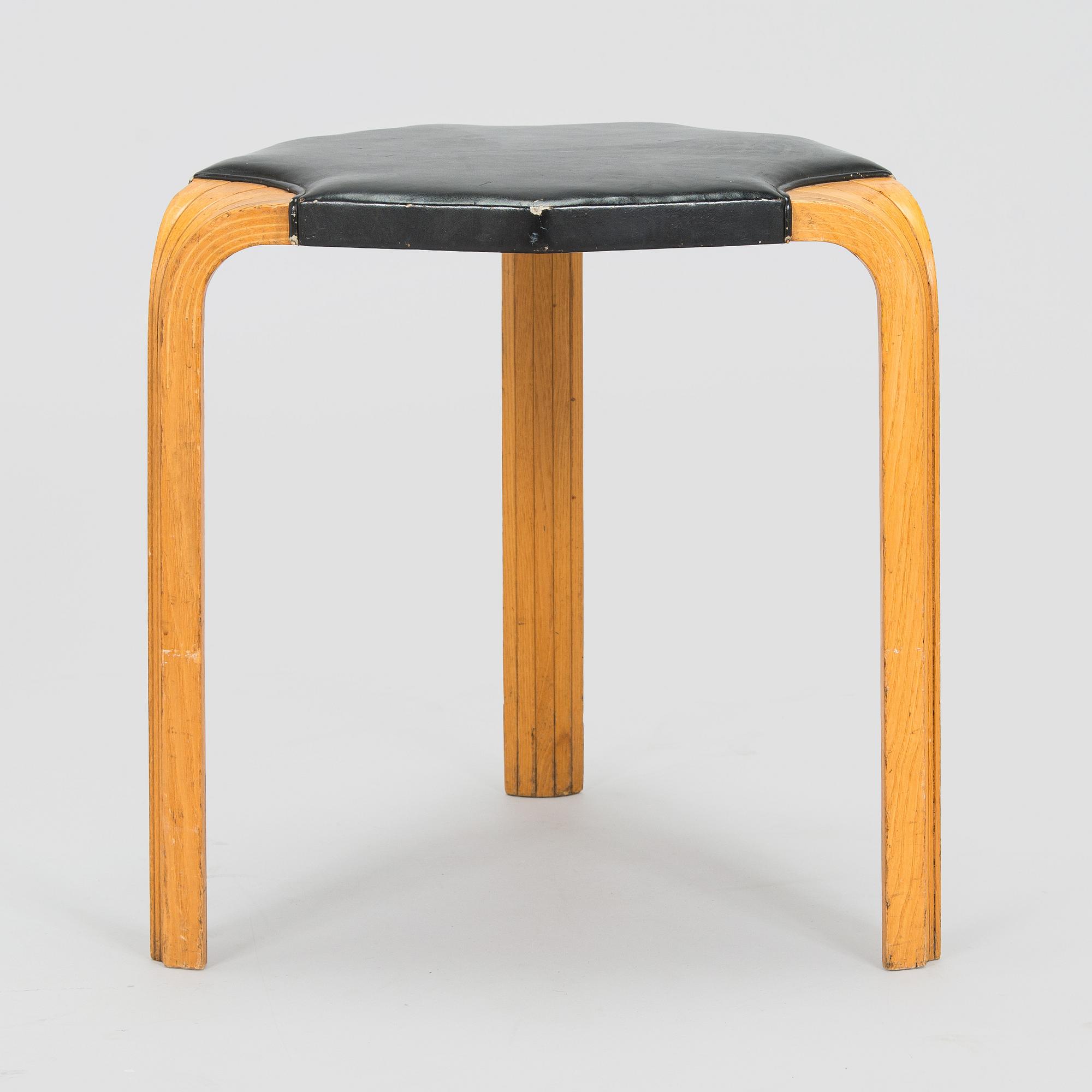 Alvar Aalto, jakkara, mallli X 602, O.Y. Huonekalu- ja Rakennustyötehdas A.B. 1900-luvun puoliväli.