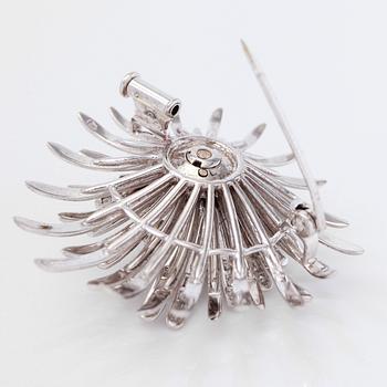 BROSCH, 18K vitguld och diamanter.
