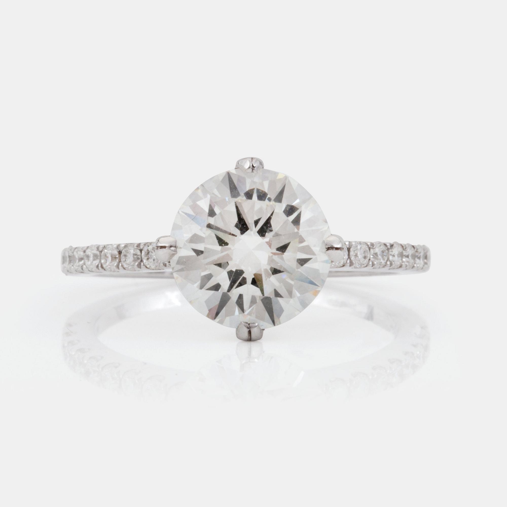 RING med briljantslipad diamant 2.34 ct, sidostenar 0.40 ct enligt gravyr.