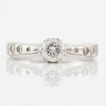 Ring 18K vitguld med briljantslipad diamant.