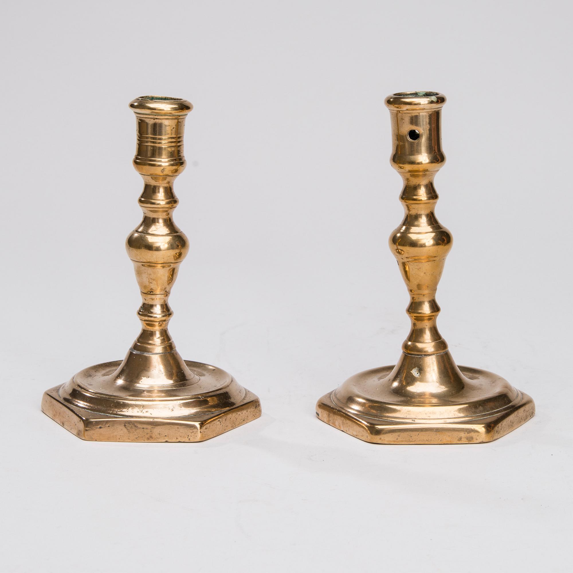 LJUSSTAKAR, 2 st, mässing, barock, Flandern 1700-talets början.