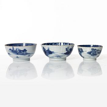 A set of five Chinese export porcelain bowls, Qing dynasty, Qianlong (1736-95).