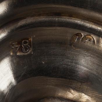 BÄGARE, 2 st, silver, Moskva 1800-tal. Graverad dekor, delvis förgyllda, den andra niello. Vikt tot. 91,1 g.