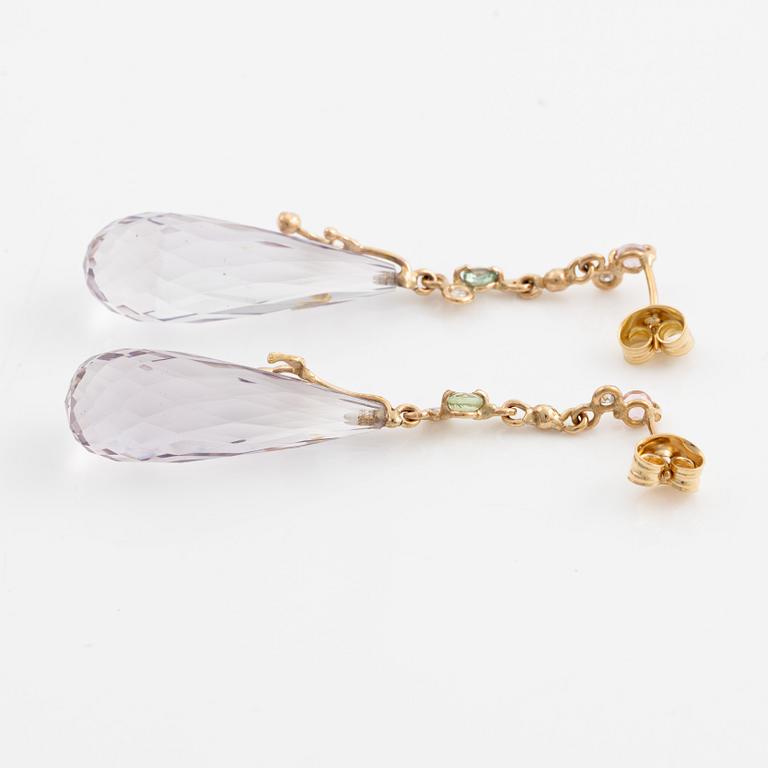 Örhängen, Mandelstam, 18K guld med brioletteslipade ametister, turmaliner och briljantslipade diamanter.