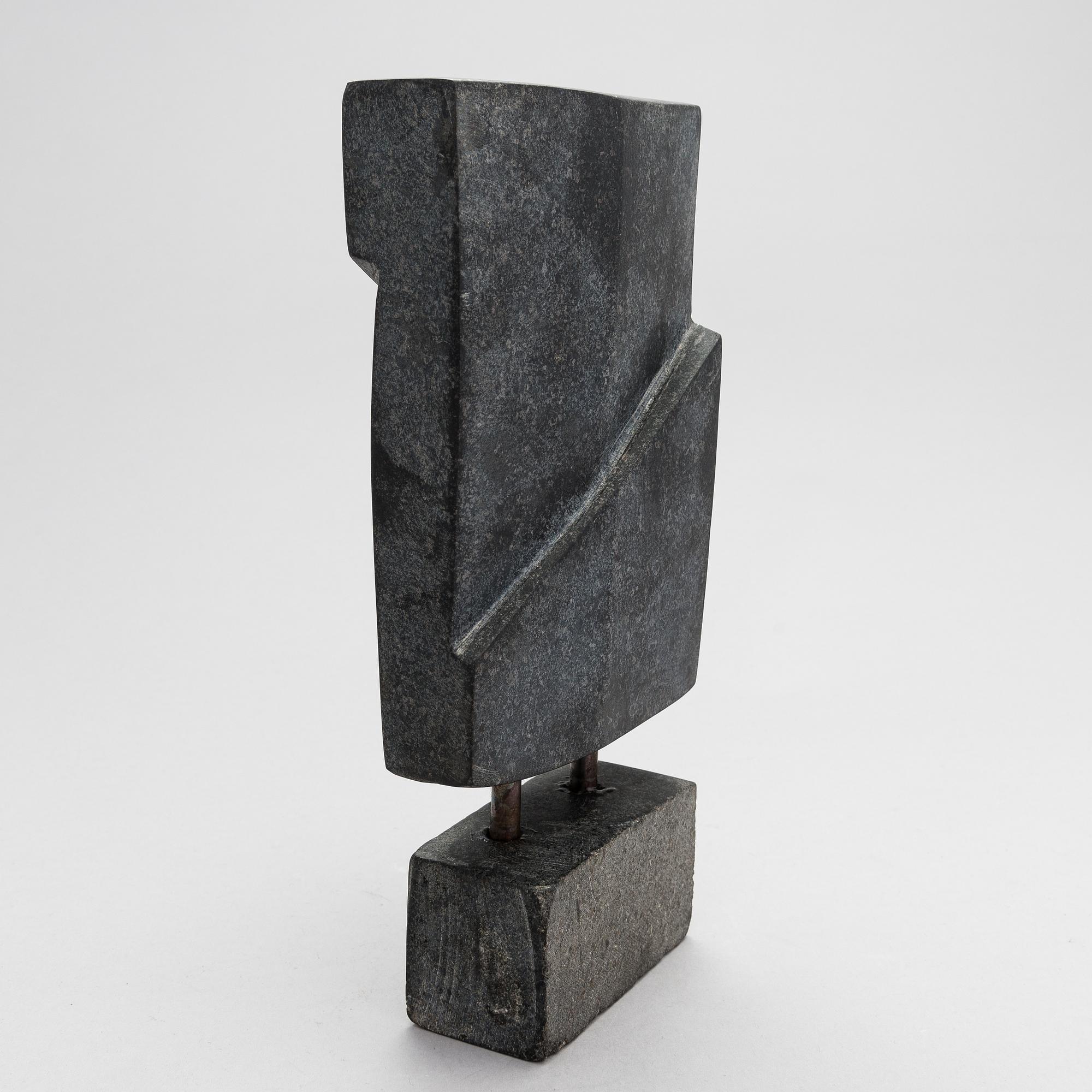 Aimo Taleva, veistos, musta graniitti, signeerattu ja päivätty 2007.