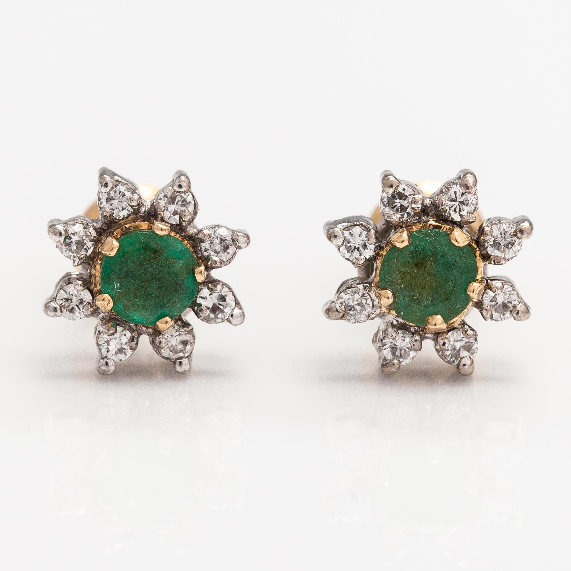 A pair of 14K gold earrings with emeralds and diamonds ca. 0.48 ct in total.