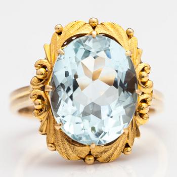 A TILLANDER, An 18K gold ring with an aquamarine ca. 6.30 ct. Helsinki 1946.