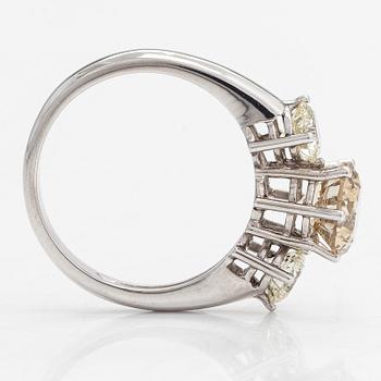 Ring, 18K vitguld, med 3 briljantslipade diamanter ca 3.00 ct totalt. Med IGI and SJL- sertifikat.
