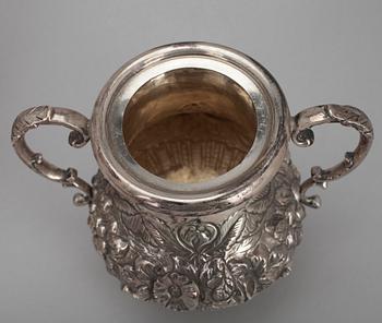 SOCKERSKÅL samt GRÄDDSNÄCKA, silver, nyrokoko, 1900-talets första hälft. Vikt 947 g.