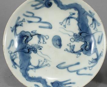 TALLRIKAR, ett par, porslin, Kina, varav en Ming (1368–1644) samt en Qing dynastin, 1800-tal.