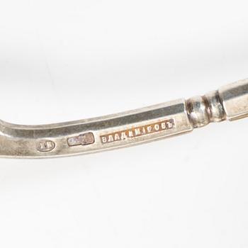 Serveringsspade samt kaviarsked, silver, bl a WA Bolin, Moskva 1898-1914.