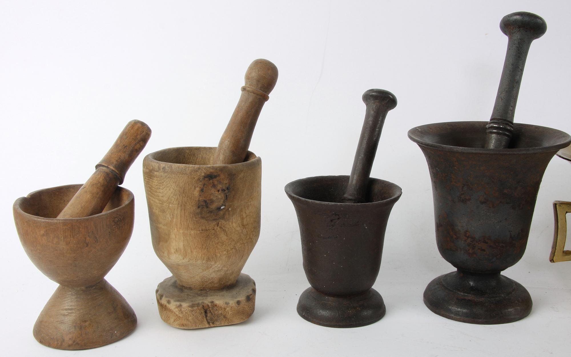 MORTLAR, 9 st, 17-1900-tal, malm, trä och gjutjärn.