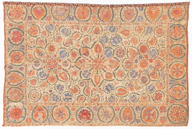 Antikt Suzani broderi, möjligen Bukhara, Uzbekistan, ca 241 x 164 cm.