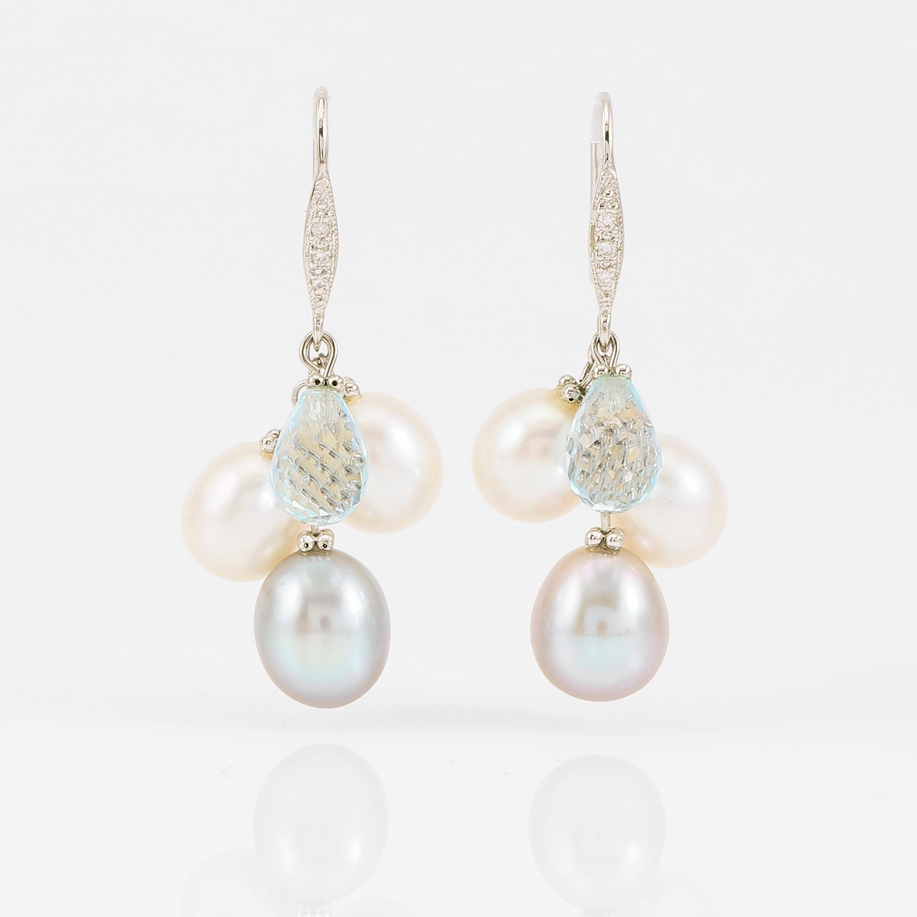 ÖRHÄNGEN, 1 par, 14K vitguld, sötvattenspärlor, blå topaser och diamanter.