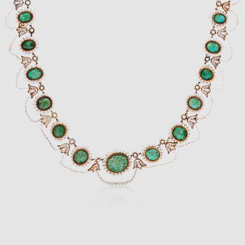 1085. KAMÉCOLLIER med snidad grön sten samt troligen orientaliska pärlor. Tillverkat i Paris mellan 1809 och 1819.