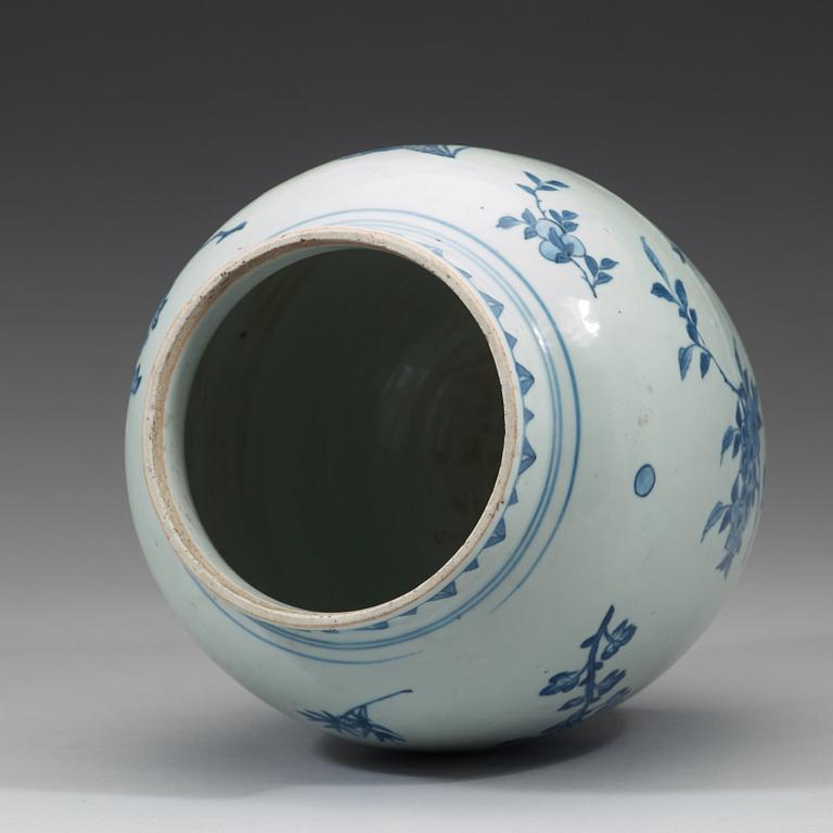 A blue and white Transitional jar, 17th century.