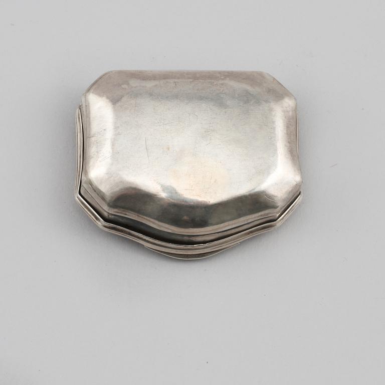 DOSA, silver, rokoko, omkring 1700-talets mitt, vikt 90 g.