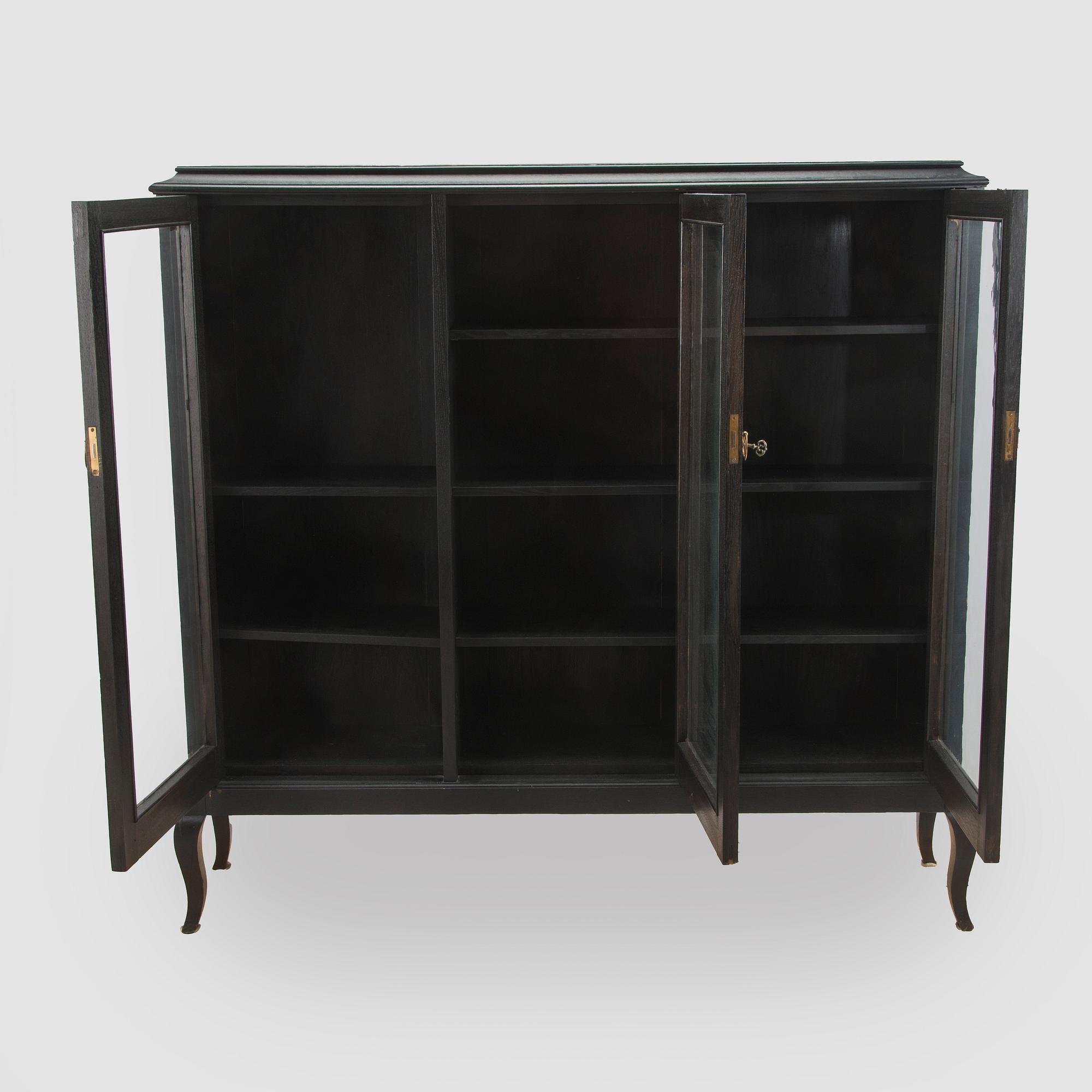 Vitrinskåp, 1900-talets första hälft.