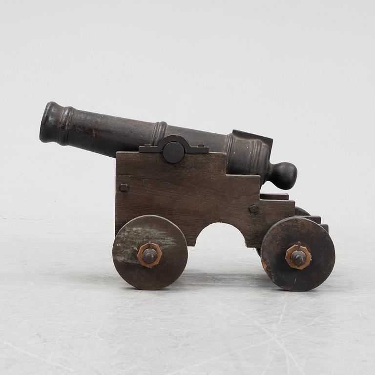 Salut- eller signalkanon, 1800-tal, av järn, i senare rullåda.