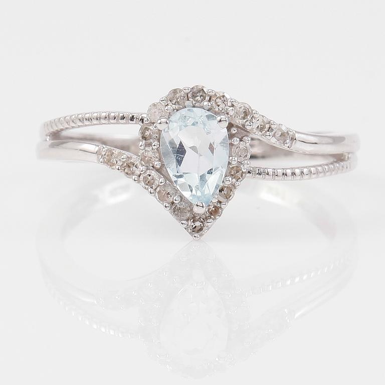 RING, 14K vitguld, diamanter tot ca 0.17 ct. och akvamarin tot ca 0.50 ct.
