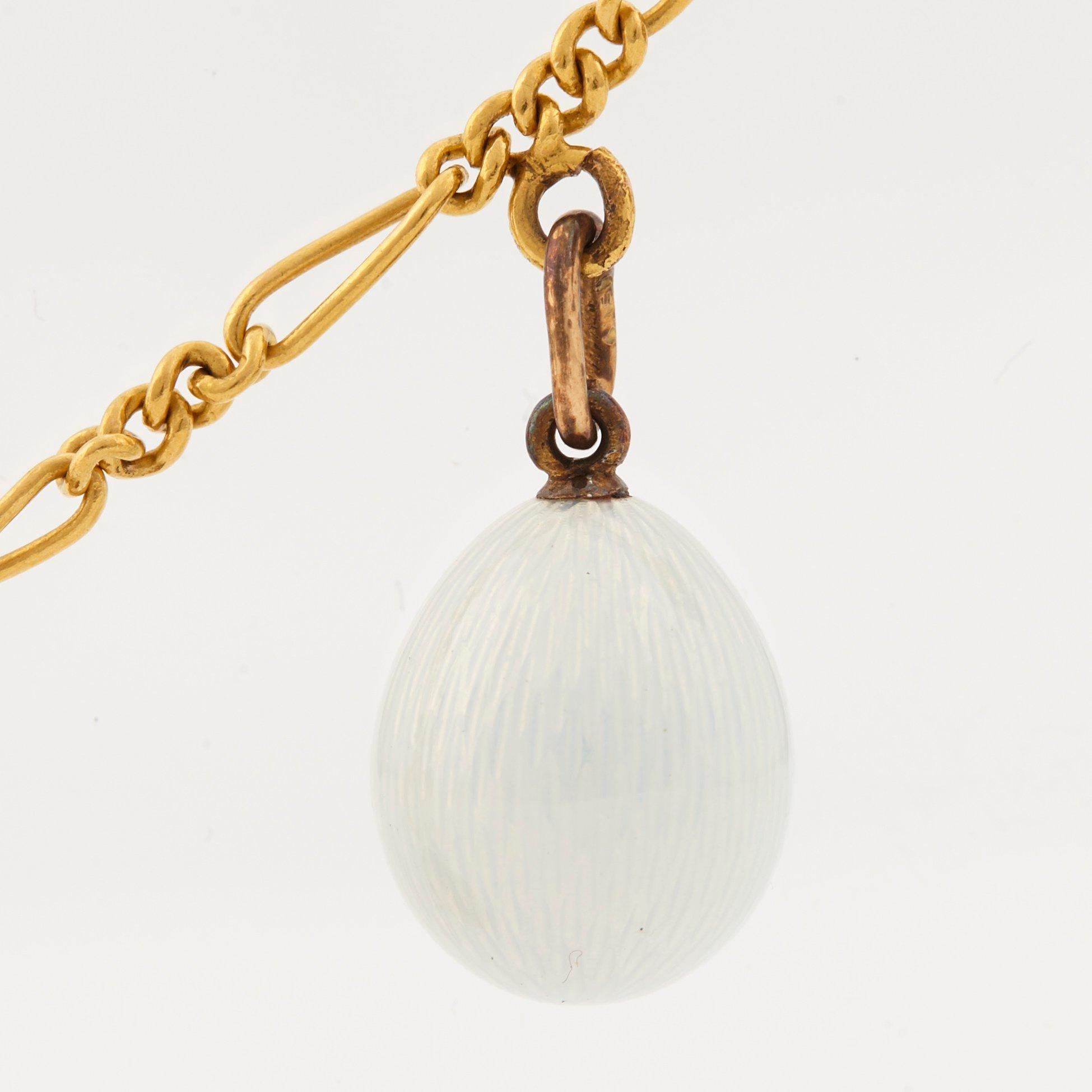 FABERGÉ, HALSKEDJA MED 9 MINIATYRPÅSKÄGG, guld, emalj MM, OLIKA VERKMÄSTARE S:T PETERSBURG 1899-1908.
