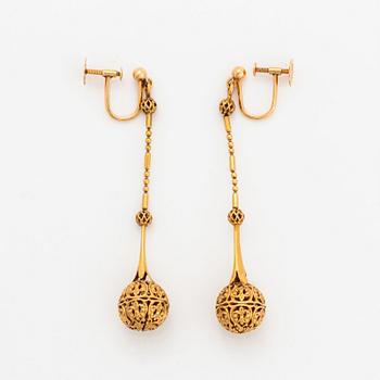 Ett par örhängen, guld.