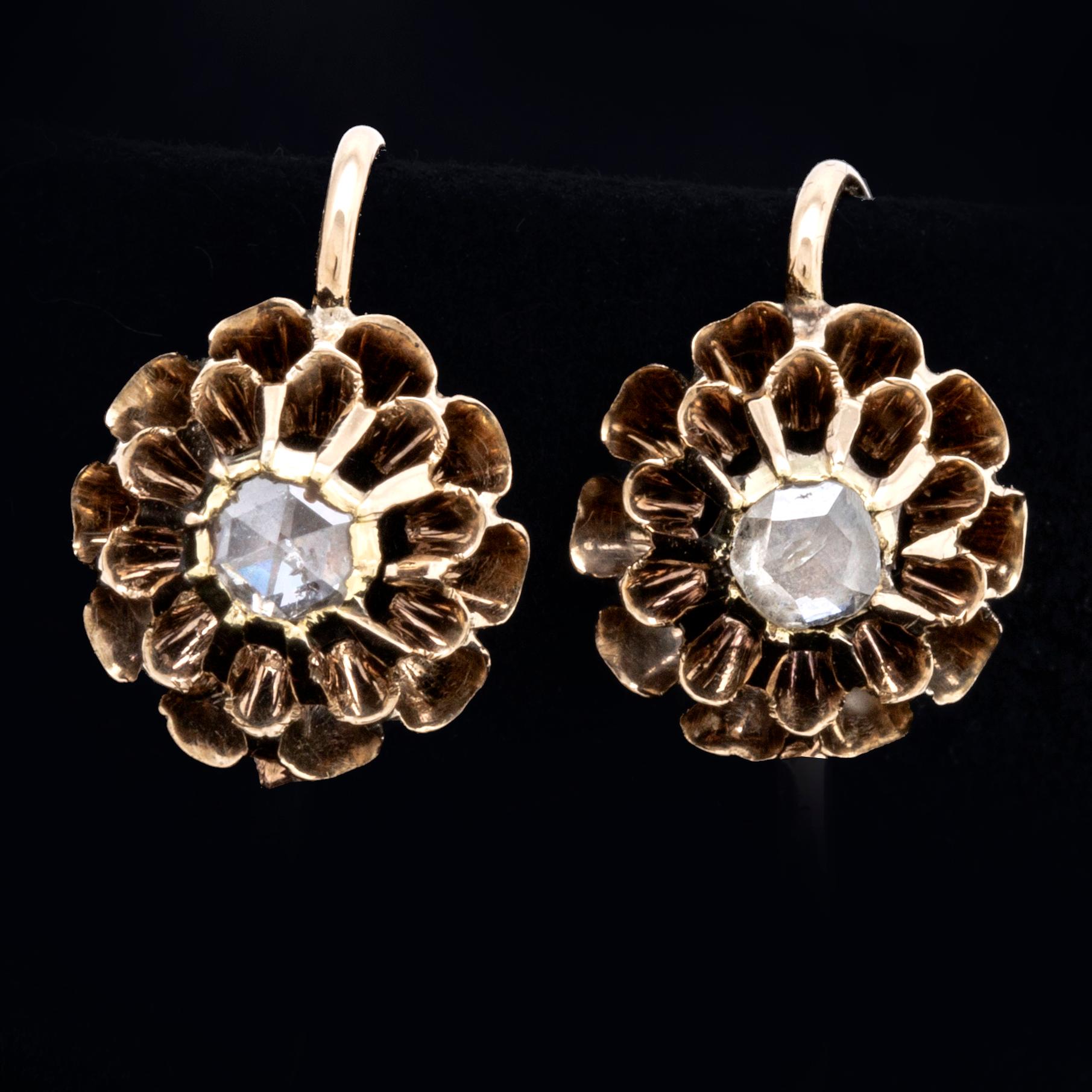 Earrings 14K gold 2 rose-cut Diamonds approx 0,15 ct in total, height approx 15 mm, hook fitting.