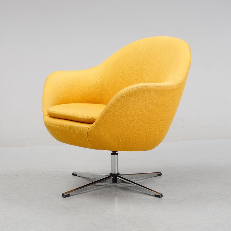 A mid 20th Century easy chair.