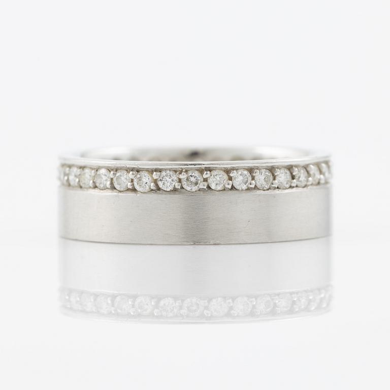 Ring, platinum with smaller brilliant-cut diamonds.