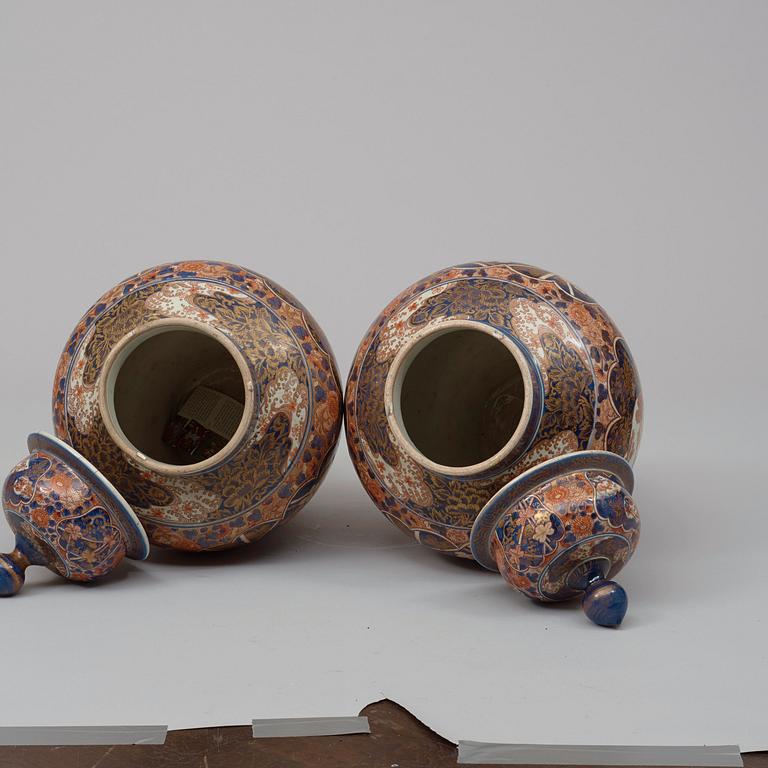 A pair of Japanese imari jars with covers, Edo Period (1603-1868).